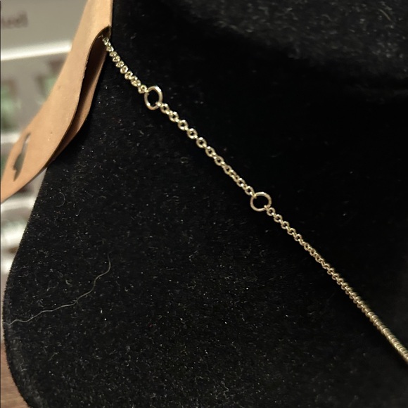 Chic Silver Pendant Necklace - Picture 3 of 8